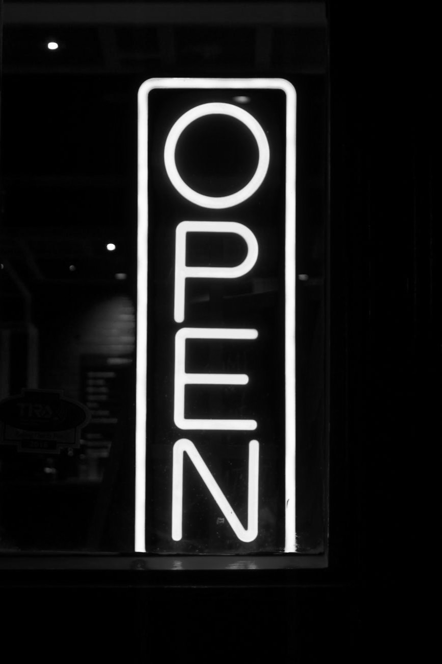 Un homme passe l'aspirateur - ©DC Studio via Freepik