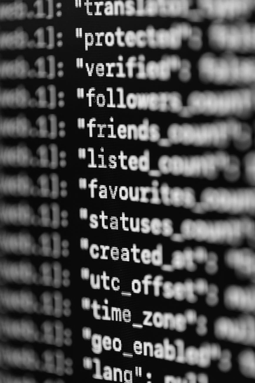 Un enfant regarde derrière un mur - ©Freepik