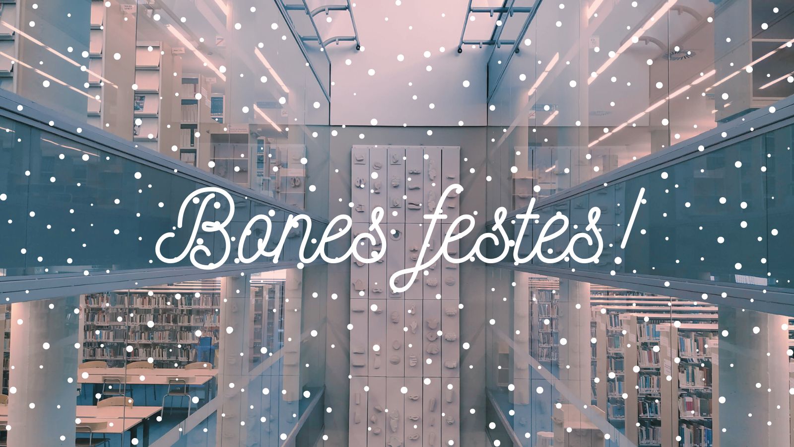 Fotografia de la biblioteca amb efecte de nevada i el missatge "Bones festes"!