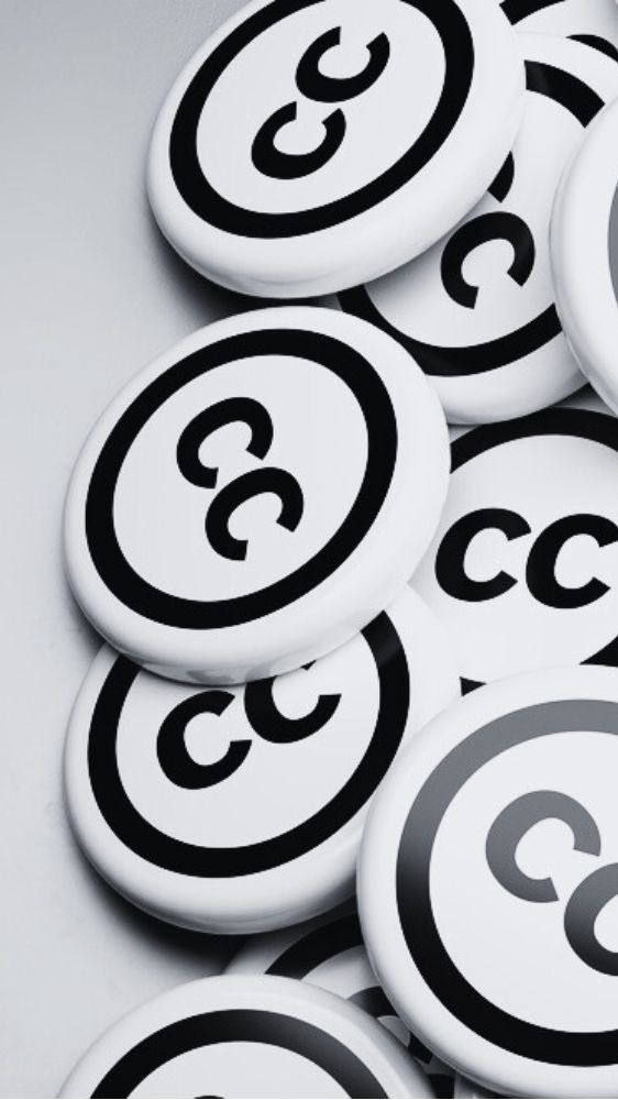 Tas de badges portant la mention "cc" — ©aprott