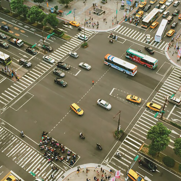Fotografia de cruzamento urbano, bastante movimentado