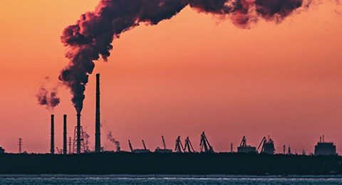 Fábrica a emitir poluição para a atmosfera