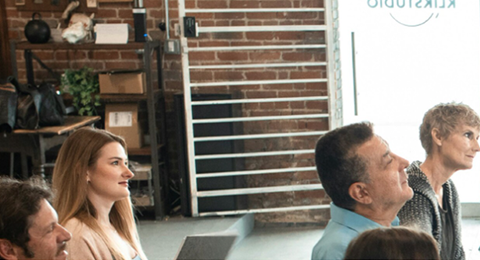 Vários docentes numa sala de reuniões