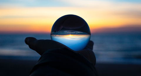 Mão a segurar em globo de vidro