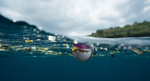 Microplásticos a flutuar no oceano