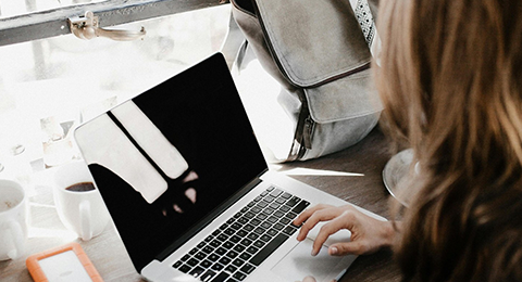 Aluna a utilizar um computador portátil