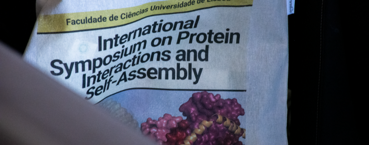 Pormenor do cartaz do Simpósio Internacional sobre Interações e Agregação de Proteínas