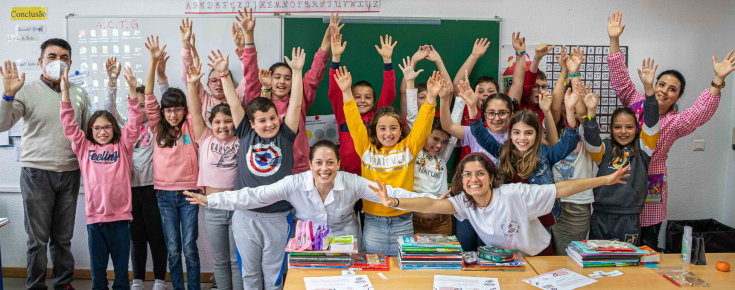 Fotografia de grupo de alunos no âmbito do Programa Cientista Regressa à Escola
