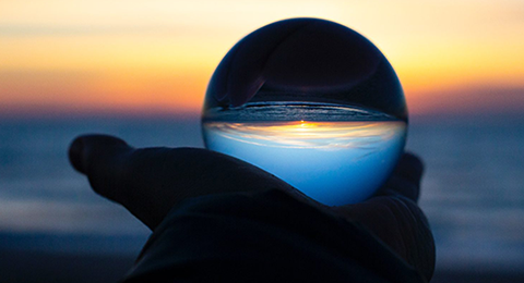 Mão a segurar em globo de vidro