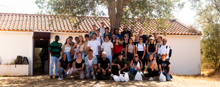 Piquenique junta alunos internacionais na Herdade de Ribeira Abaixo Fotografia de grupo dos participantes no piquenique