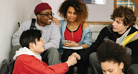 Grupo de cinco estudantes