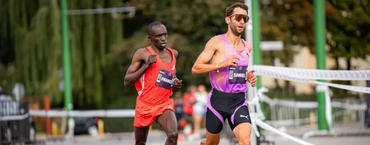 Antigo aluno de CIÊNCIAS fixa novo recorde nacional dos 10 quilómetros Samuel Barata (à direita) (fonte: Chiara Montesano/Brasov Running Festival)