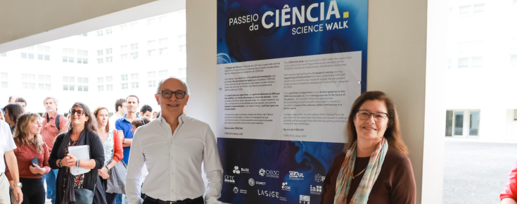 Novo Passeio da Ciência inaugurado durante o Dia da Investigação e da Inovação Luís Carriço, diretor de CIÊNCIAS, e Margarida Santos-Reis, professora de CIÊNCIAS, durante a inauguração do renovado Passeio da Ciência