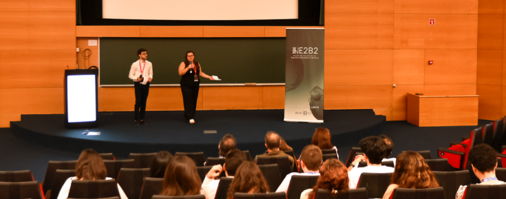 Sessões WBME. "Quem tira engenharia biomédica e biofísica pode ser o que quiser na vida" Tomás Vinagre, presidente do Núcleo de Estudantes NE2B2, e Sophia Banno, investigadora da Universidade de Londres, no Grande Auditório de CIÊNCIAS