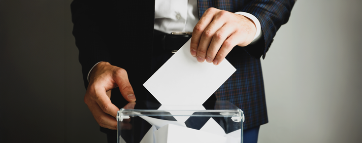 Eleição do Diretor de CIÊNCIAS Pessoa a colocar boletim de voto em urna