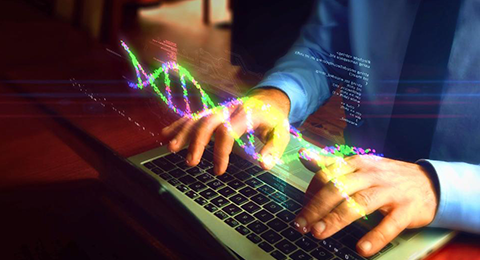 Pessoa a trabalhar num computador portátil