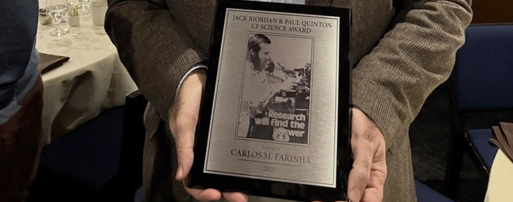 Carlos Farinha a receber o prémio (fonte: BioISI / Carlos Farinha)