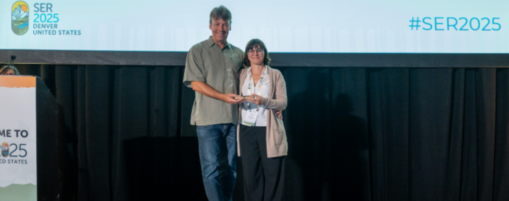 Brock Bowles, co-presidente da SER2025, e Alice Nunes, investigadora de CIÊNCIAS, durante a passagem de testemunho para a SER2027 (fonte: SER2025)