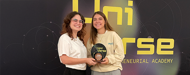 Investigadoras de CIÊNCIAS ganham competição do evento Universe com solução para crianças com dor crónica Leonor de Oliveira Pires e Mariana de Oliveira, no momento da entrega do prémio de melhor "pitch" do evento Universe