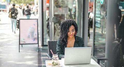 Utilizadora de computador portátil