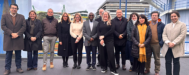 Fotografia de grupo da comitiva e dos representantes de Ciências