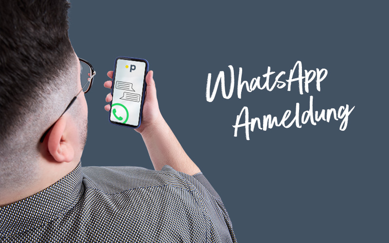Mann mit Smartphone in der Hand und meldet sich bei unserem WhatsApp Newsletter an