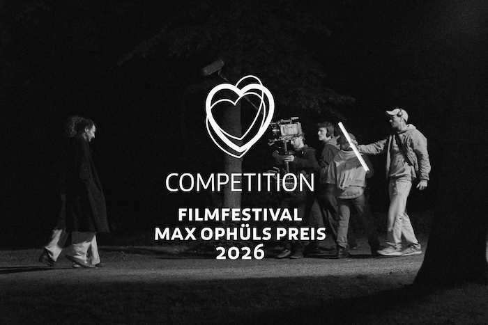 Schwarzweißes Bild eines Filmsets bei Nacht: Eine Person geht links durchs Bild, rechts folgt ein kleines Filmteam mit Kamera, Tonangel und Licht. In der Mitte steht der Schriftzug „Competition – Filmfestival Max Ophüls Preis 2026“.