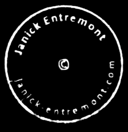 Rundes, handgezeichnet wirkendes Logo auf schwarzem Hintergrund mit der Aufschrift „Janick Entremont“ und der Website „janickentremont.com“.