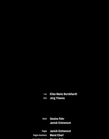 Schwarzer Hintergrund mit weißem Abspanntext eines Films. Aufgelistet sind Besetzung und Crew, darunter Regie, Buch, Produktion, Kamera, Ton, Schnitt, Musik und weitere Gewerke mit Namen der Mitwirkenden.