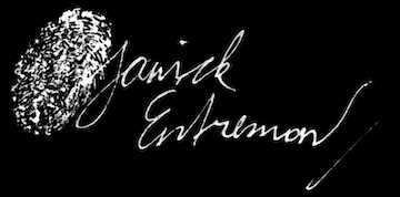 Handschriftlicher Schriftzug „Janick Entremont“ in Weiß auf schwarzem Hintergrund, links daneben ein abstrakter, fingerabdruckähnlicher Abdruck.
