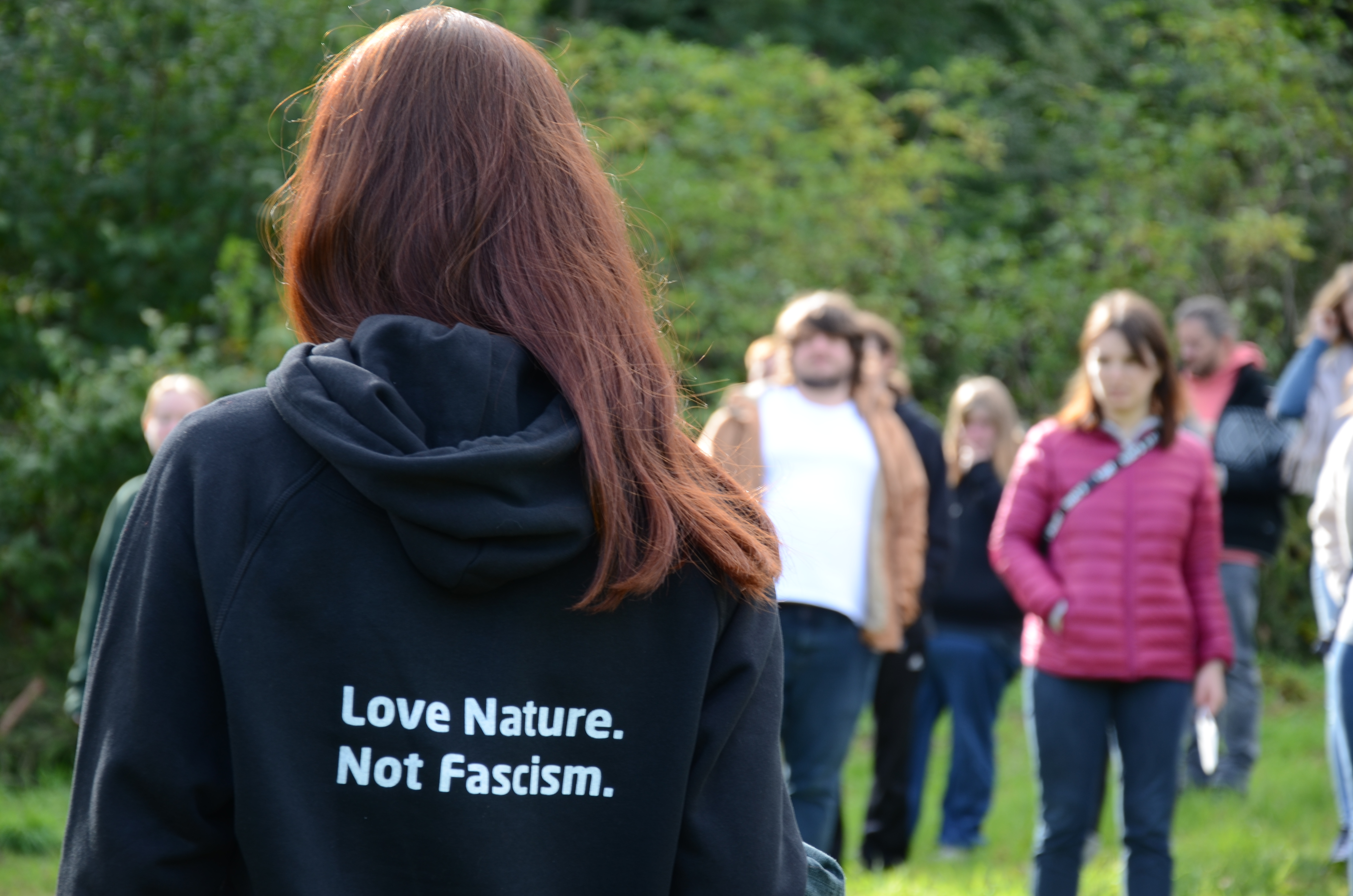 Menschen hinter einem Transparent mit der Aufschrift: Love NAture.NotFascism