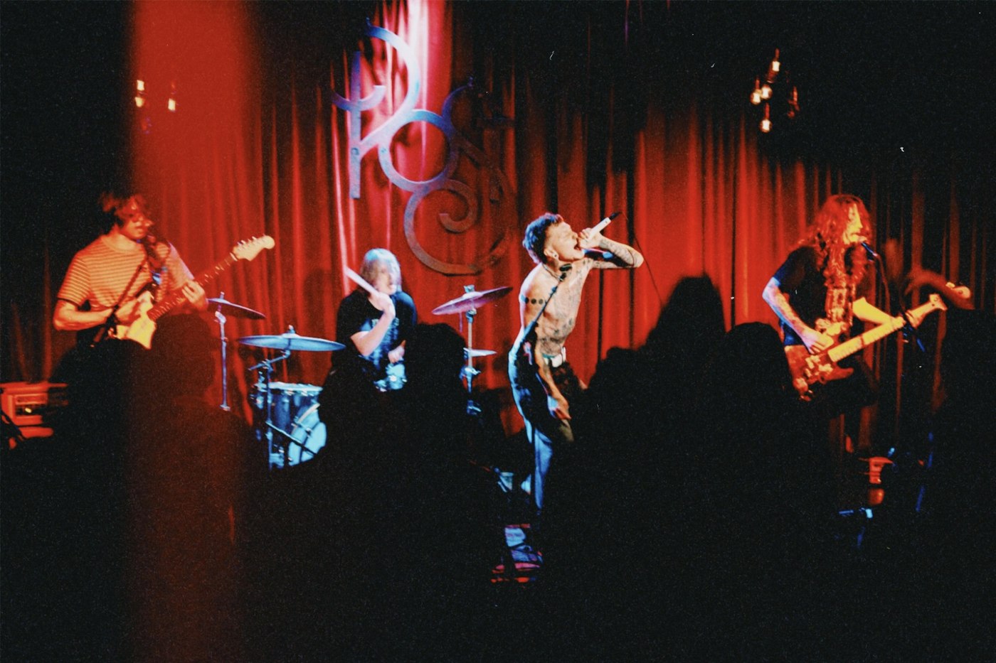LABELS live, red lighting