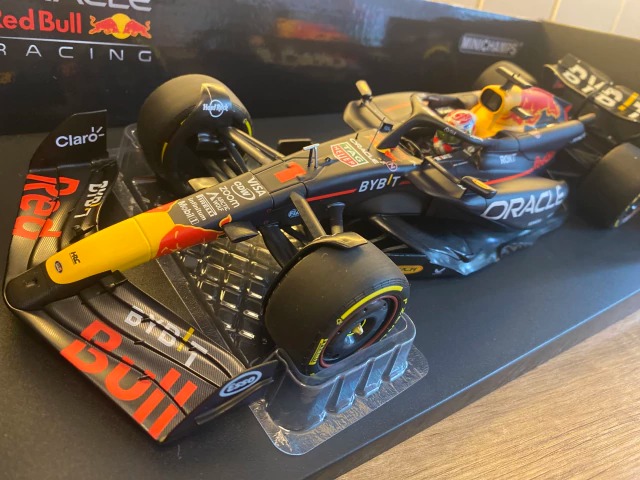 Miniatura Red Bull RB20 2024 escala 1:18 - Max Verstappen