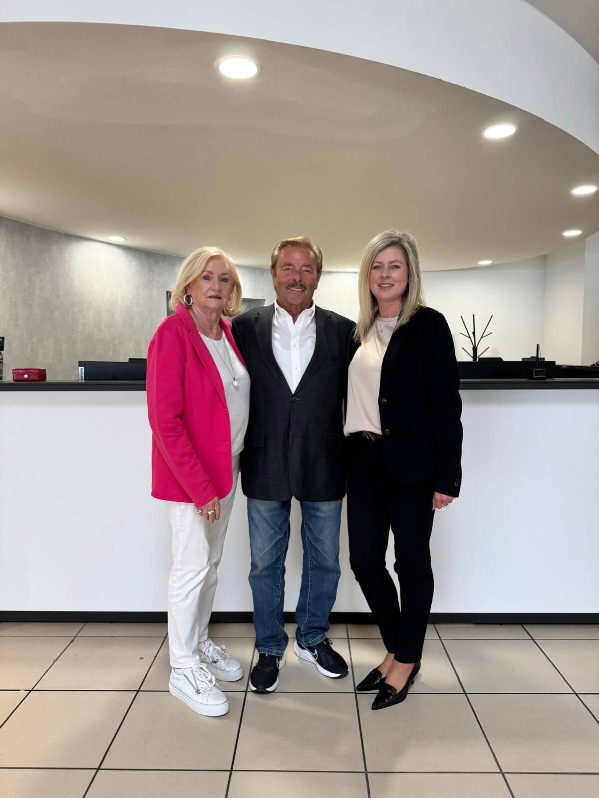 Header zum Jubiläum, Abbildung von Toyota Fahrzeugen