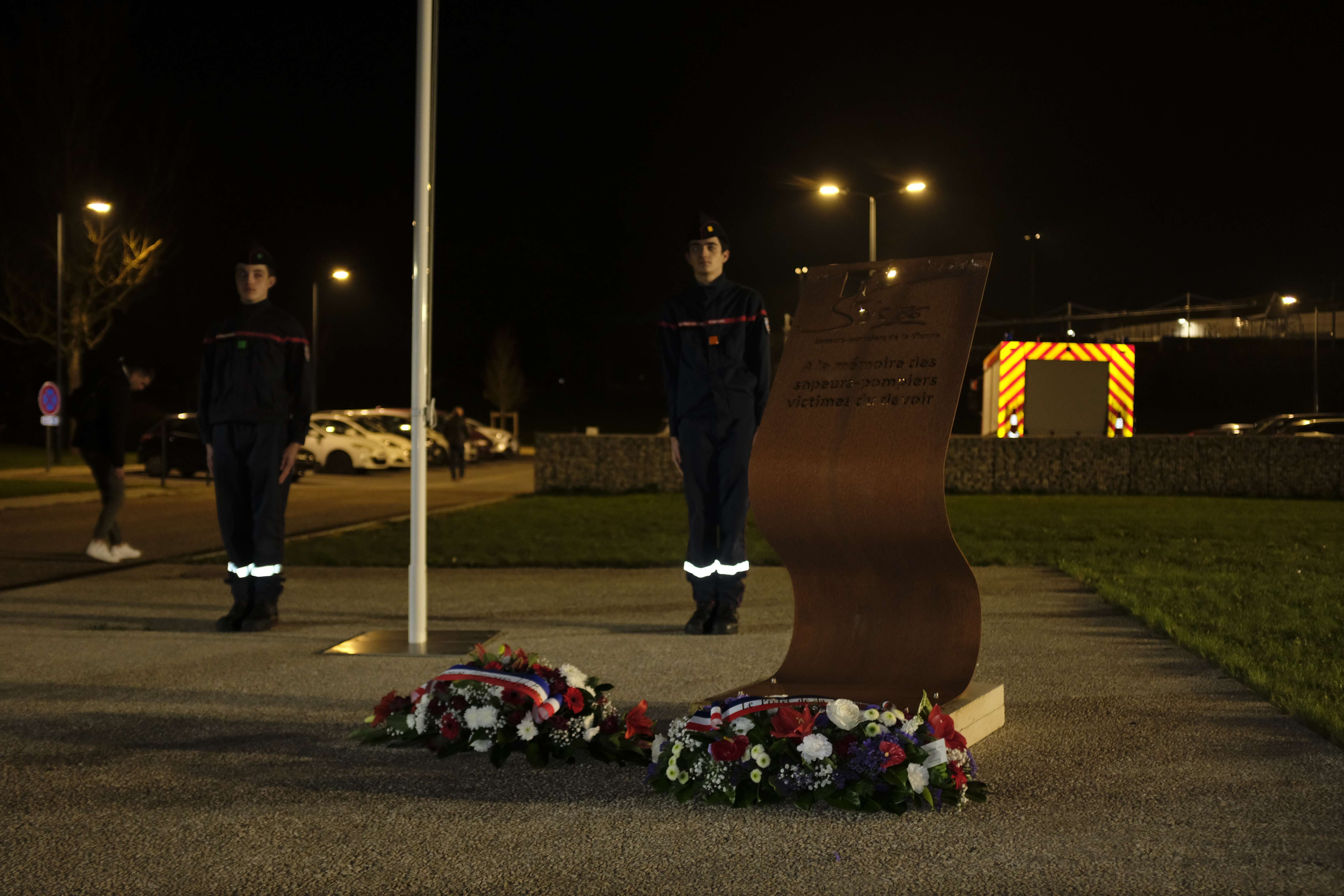 Gerbes au pied du monument au mort des sapeurs-pompiers