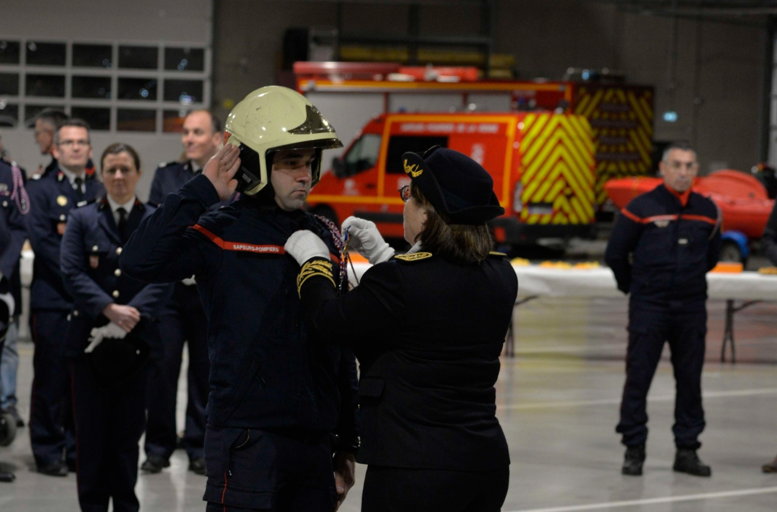 Remise de médaille à un sapeur-pompier par la directrice de cabinet de la préfecture de la Vienne