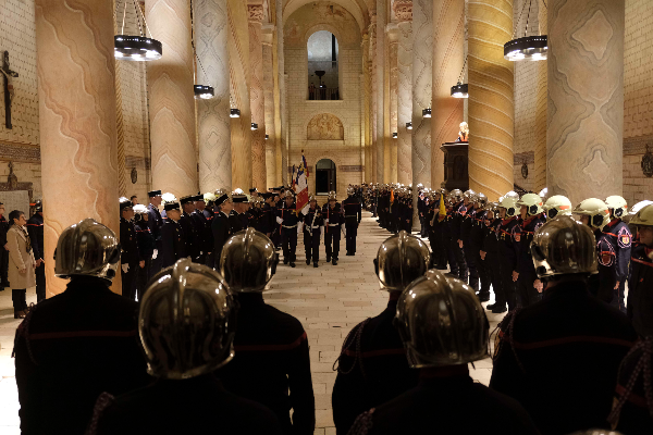 Cérémonie à l'intérieur de l'abbaye de Saint-Savin