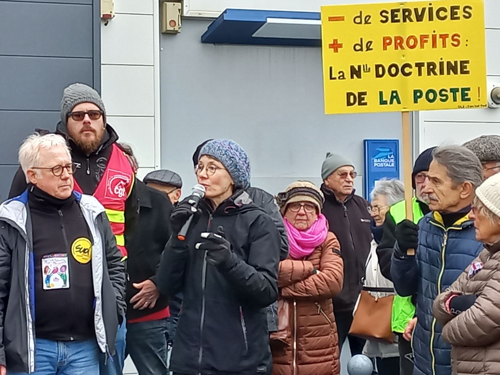 Mobilisation du 11 janvier 2024 devant la poste désormais fermée (même le distributeur automatique de billets a été supprimé)