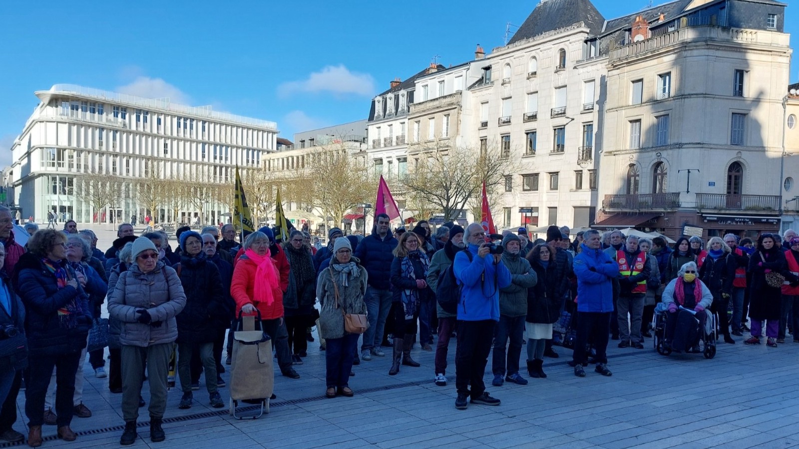 Rassemblement devant la mairie de Poitiers