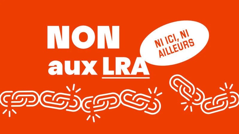 Affiche avec des anneaux de chaîne qui se brisent et le texte "Non aux LRA, ni ici ni ailleurs"