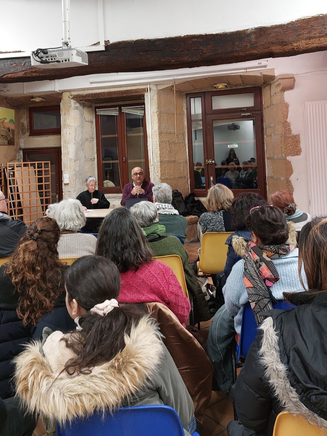 Photo d'une salle bien remplie pour écouter Akram Daoud 