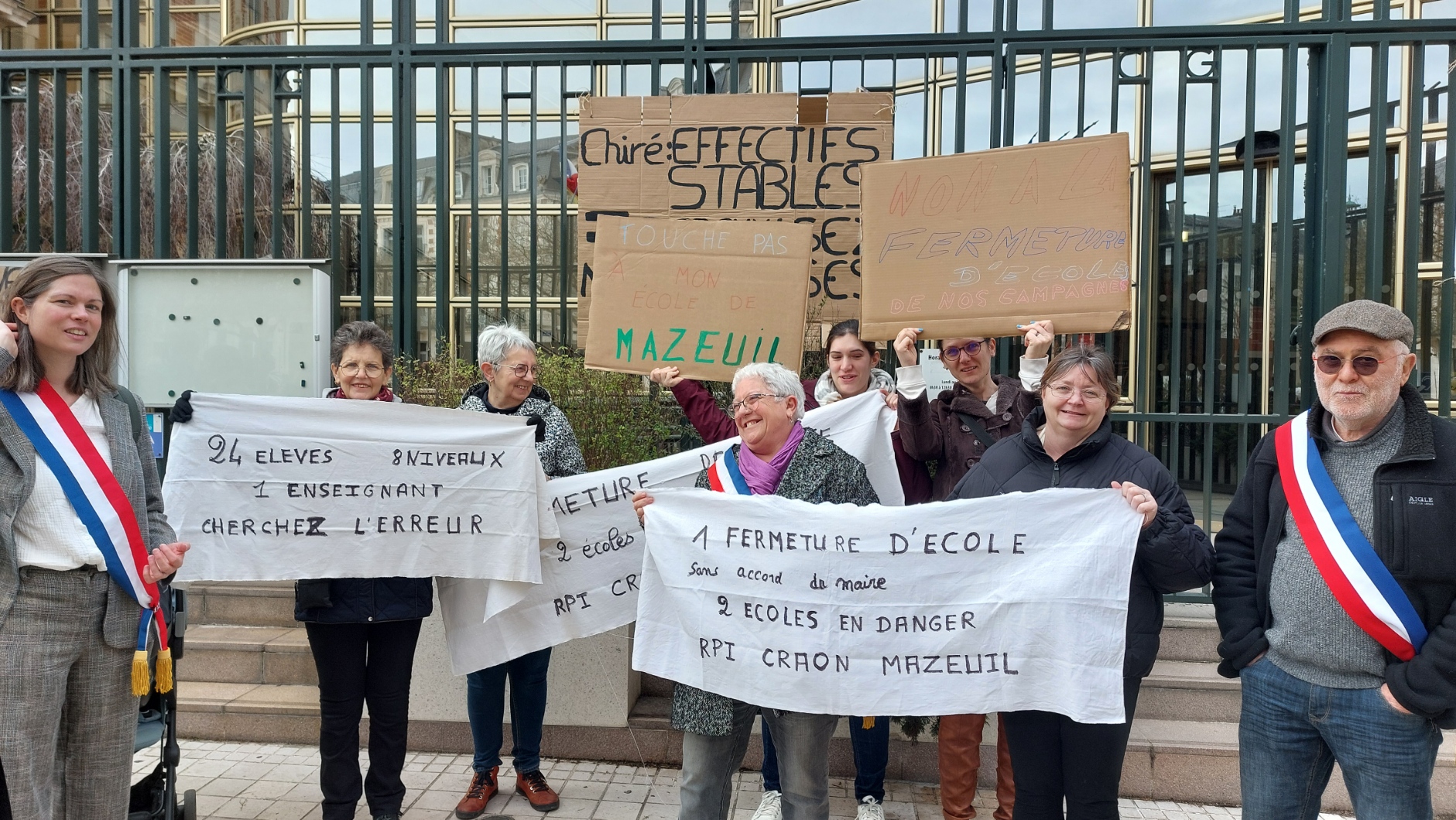 Rassemblement devant l'hôtel du département avant le CDEN