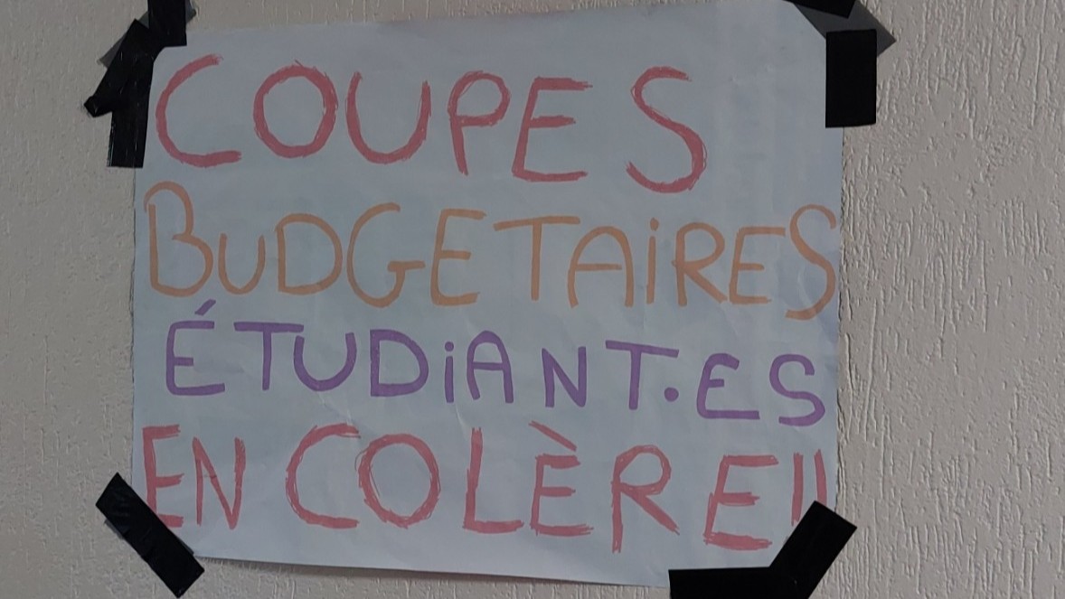 Slogan : Coupes budgétaires, etudiant·es en colère !!