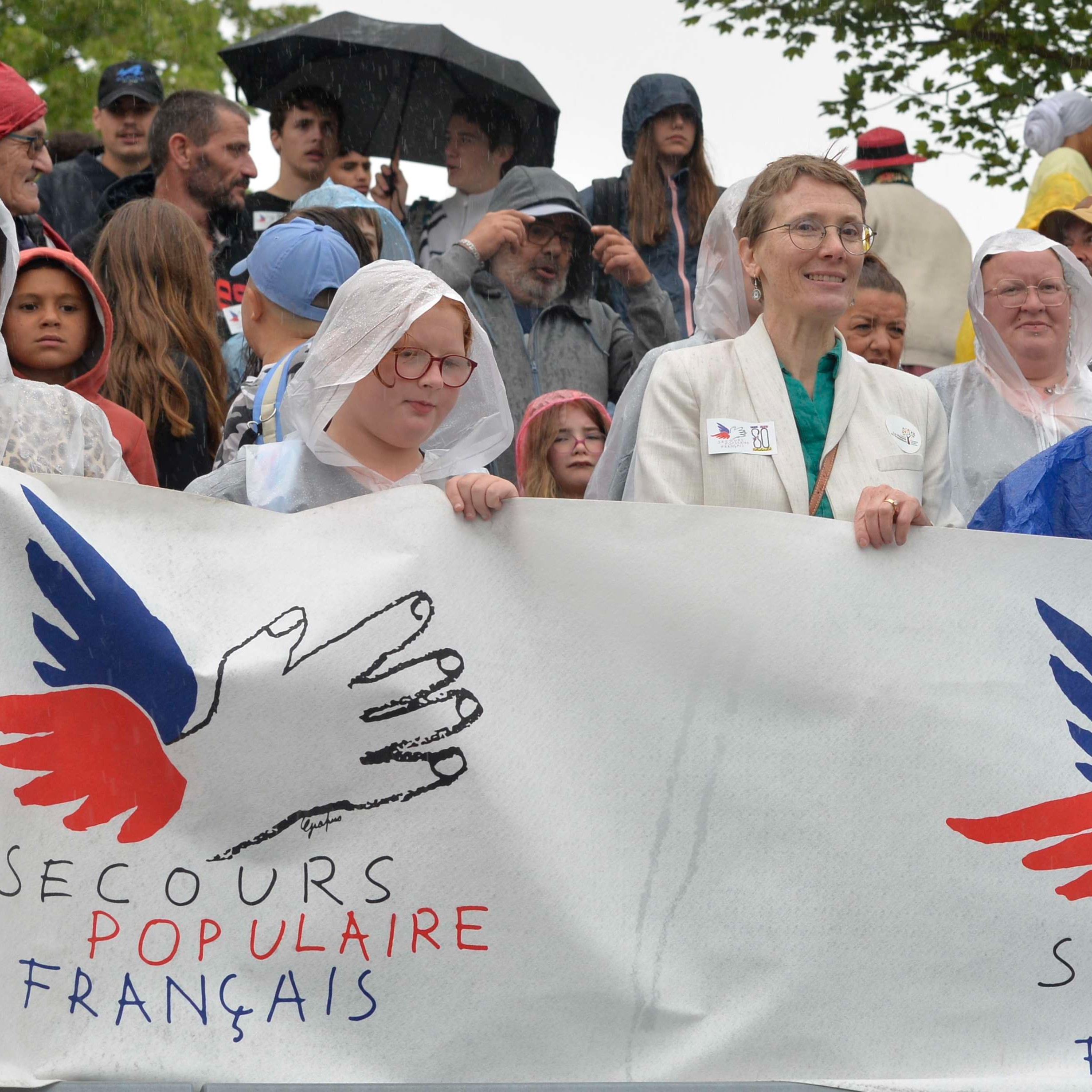  Photo sous la pluie pour les 80 ans du Secours Populaire