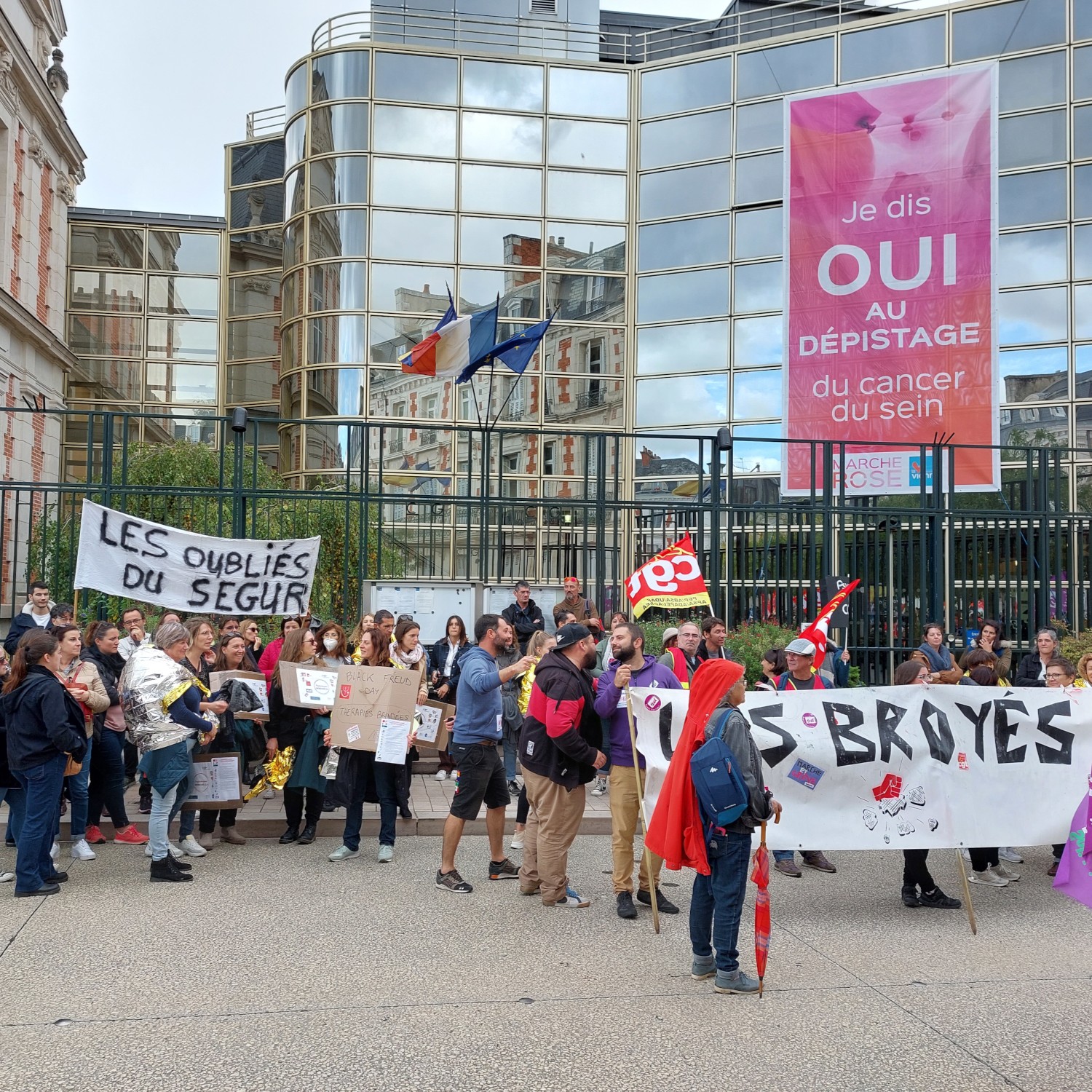 Manifestation des Broyés du social / Oubliés du Ségur devant l'hôtel du département