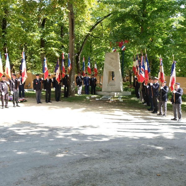 Porte-drapeaux à la cérémonie de la libération de Poitiers