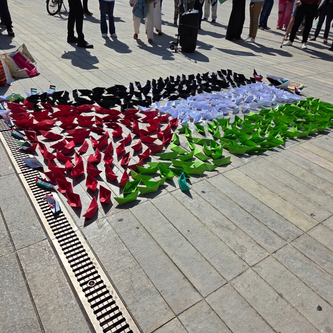 Slogan "Bloquer le pays, débloquer l'avenir" sur un trottoir de Montreuil