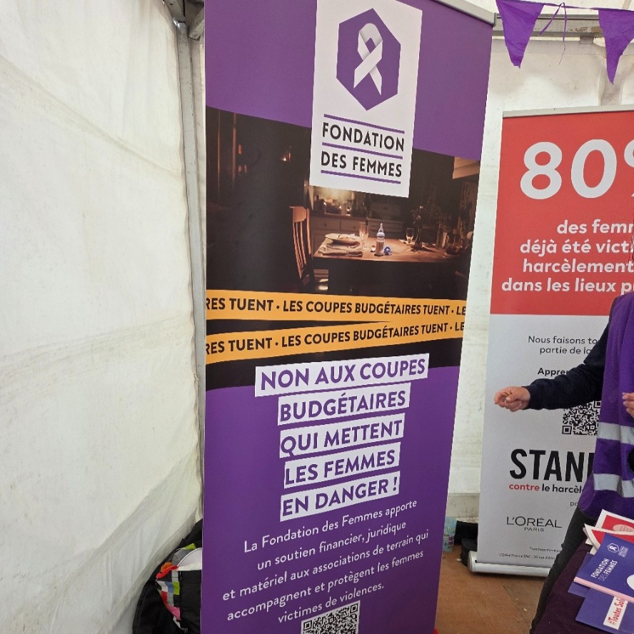 Stand de la fondation des femmes à la fête de l'Humanité. On y voit le slogan : les coupes budgétaires tuent/ non aux coupent budgétaires qui mettent les femmes en danger