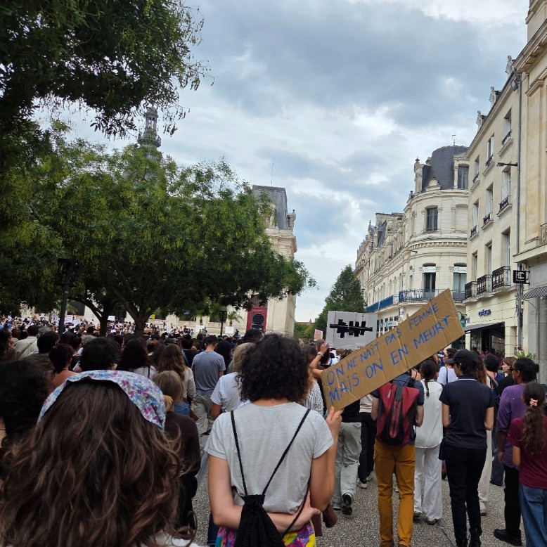 Slogan "On ne naît pas femme, on en meurt" à la marche blanche en hommage à Ines Mecellem