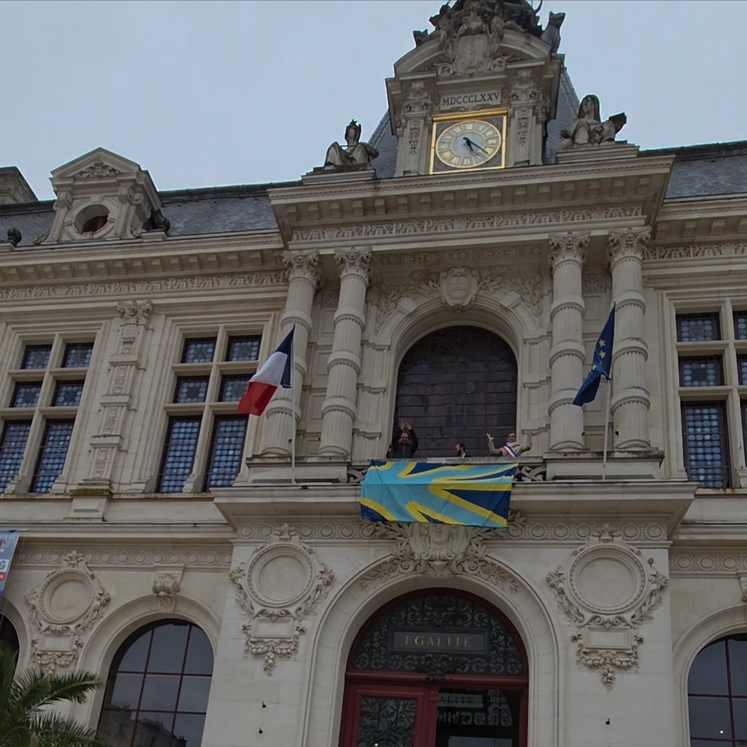 Drapeau sourd au fronton de la Mairie de Poitiers